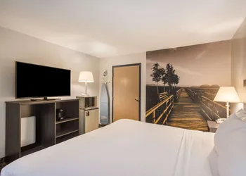 Clarion Pointe Forsyth I-75 hotel thumbnail 7