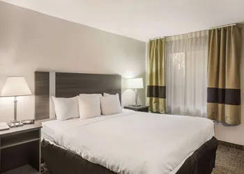 Clarion Pointe Forsyth I-75 hotel thumbnail 8