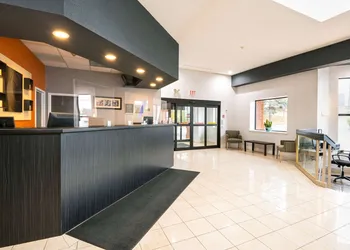 Comfort Hotel & Suites hotel thumbnail 3