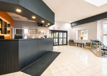 Comfort Hotel & Suites hotel thumbnail 5