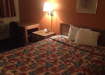 Sunset Inn & Suites - Lincoln Airport hotel thumbnail 5