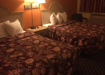 Sunset Inn & Suites - Lincoln Airport hotel thumbnail 6
