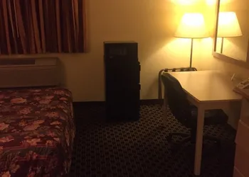 Sunset Inn & Suites - Lincoln Airport hotel thumbnail 7