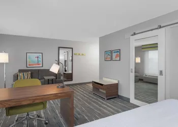 Hampton Inn & Suites Lincoln - Northeast I-80 hotel thumbnail 8