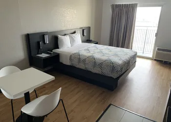 Studio 6 Lincoln, NE - Airport hotel thumbnail 3