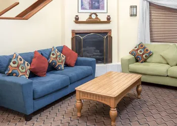 Baymont by Wyndham Fort Wayne hotel thumbnail 2