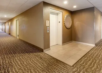 MainStay Suites Dubuque at Hwy 20 hotel thumbnail 2