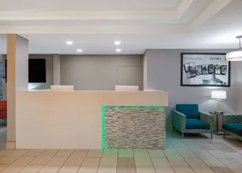 Super 8 by Wyndham Ottawa hotel thumbnail 2