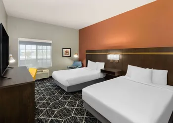 La Quinta Inn & Suites by Wyndham Olathe hotel thumbnail 3