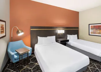La Quinta Inn & Suites by Wyndham Olathe hotel thumbnail 4