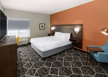 La Quinta Inn & Suites by Wyndham Olathe hotel thumbnail 5
