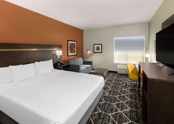 La Quinta Inn & Suites by Wyndham Olathe hotel thumbnail 6