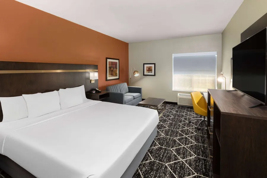 La Quinta Inn & Suites by Wyndham Olathe hotel detail image 6