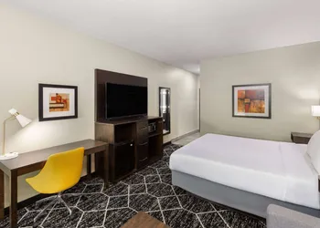 La Quinta Inn & Suites by Wyndham Olathe hotel thumbnail 7