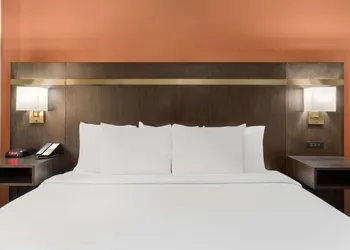 La Quinta Inn & Suites by Wyndham Olathe hotel thumbnail 8