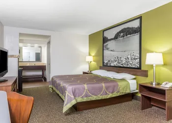 Super 8 by Wyndham Gainesville hotel thumbnail 6
