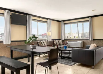 Super 8 by Wyndham Hanover hotel thumbnail 2