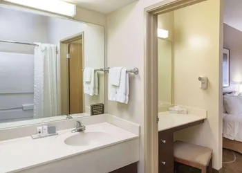 Hawthorn Extended Stay by Wyndham Bloomington hotel thumbnail 6