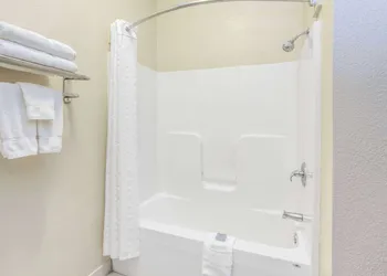 Hawthorn Extended Stay by Wyndham Bloomington hotel thumbnail 8