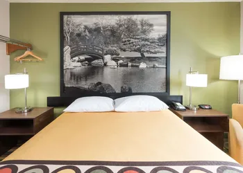 Super 8 by Wyndham Bloomington/Normal hotel thumbnail 5