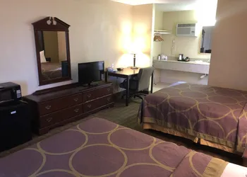 Super 8 by Wyndham Corning hotel thumbnail 3
