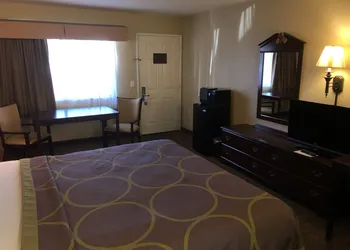 Super 8 by Wyndham Corning hotel thumbnail 4