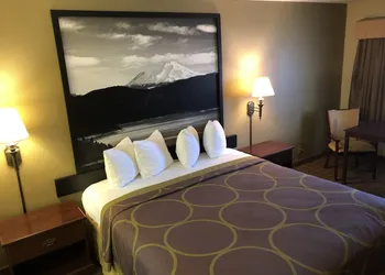 Super 8 by Wyndham Corning hotel thumbnail 5