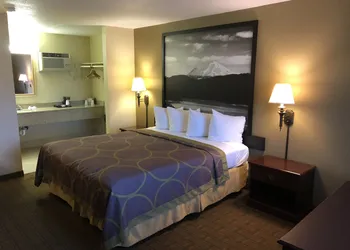 Super 8 by Wyndham Corning hotel thumbnail 8