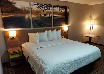 Days Inn & Suites by Wyndham Huntsville hotel thumbnail 4