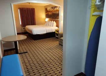 Days Inn & Suites by Wyndham Huntsville hotel thumbnail 5