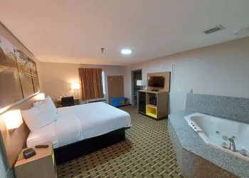 Days Inn & Suites by Wyndham Huntsville hotel thumbnail 7