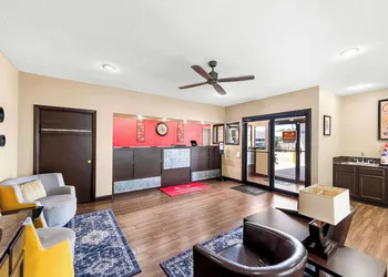 Econo Lodge Texarkana I-30 hotel thumbnail 4