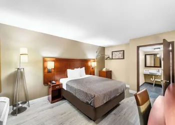 Econo Lodge Texarkana I-30 hotel thumbnail 7