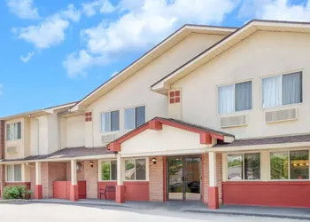 Super 8 by Wyndham Kingston hotel thumbnail 2