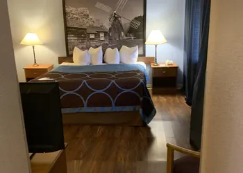 Super 8 by Wyndham Kingston hotel thumbnail 3