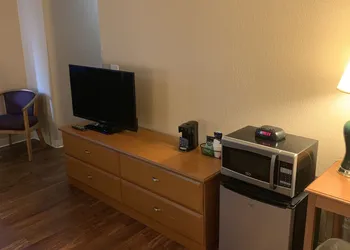 Super 8 by Wyndham Kingston hotel thumbnail 5