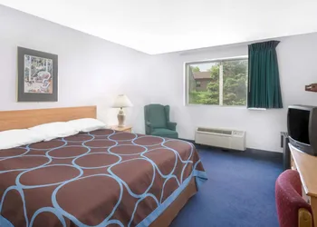 Super 8 by Wyndham Kingston hotel thumbnail 6