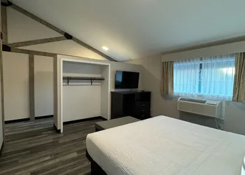 Days Inn & Suites by Wyndham Port Huron hotel thumbnail 7