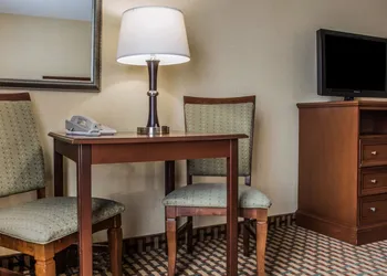 Comfort Inn & Suites Farmington - Victor hotel thumbnail 6