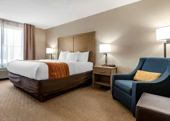 Comfort Inn & Suites Farmington - Victor hotel thumbnail 7