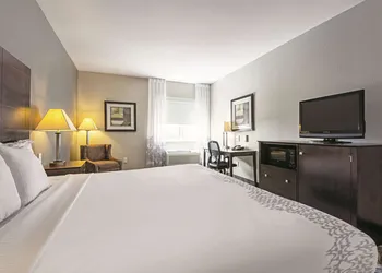 La Quinta Inn & Suites by Wyndham McKinney hotel thumbnail 8