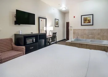 Clarion Inn & Suites Weatherford South hotel thumbnail 5