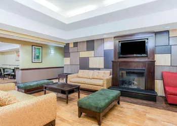 La Quinta Inn & Suites by Wyndham Ennis hotel thumbnail 2
