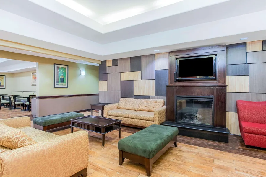 La Quinta Inn & Suites by Wyndham Ennis hotel detail image 2