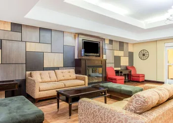 La Quinta Inn & Suites by Wyndham Ennis hotel thumbnail 3