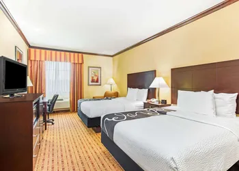 La Quinta Inn & Suites by Wyndham Ennis hotel thumbnail 4