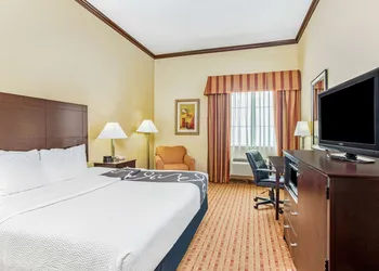 La Quinta Inn & Suites by Wyndham Ennis hotel thumbnail 6