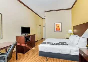 La Quinta Inn & Suites by Wyndham Ennis hotel thumbnail 7