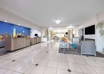 La Quinta Inn & Suites by Wyndham Alvarado hotel thumbnail 2