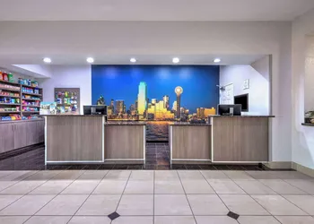 La Quinta Inn & Suites by Wyndham Alvarado hotel thumbnail 3